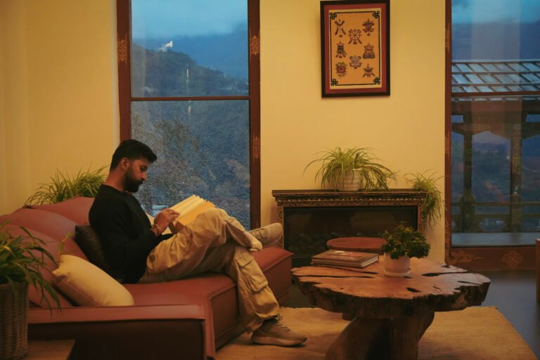 A Stay On The Edge Of A Cliff: Willing Resort, Trongsa 6 Lounge Area